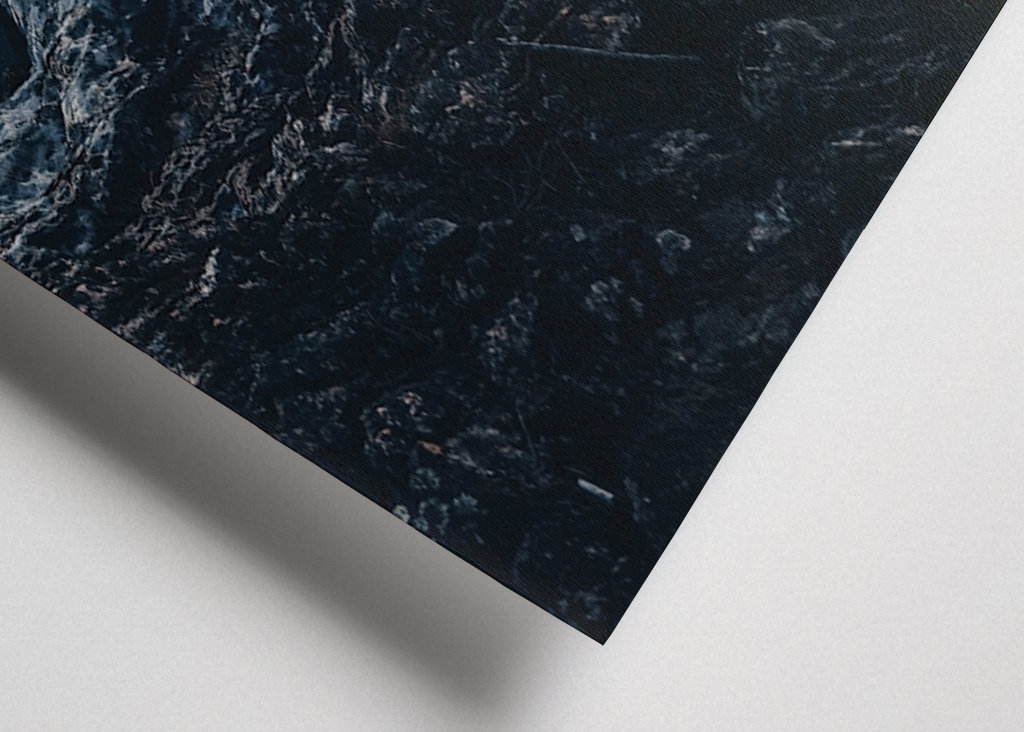 Iskolde klipper ved vand