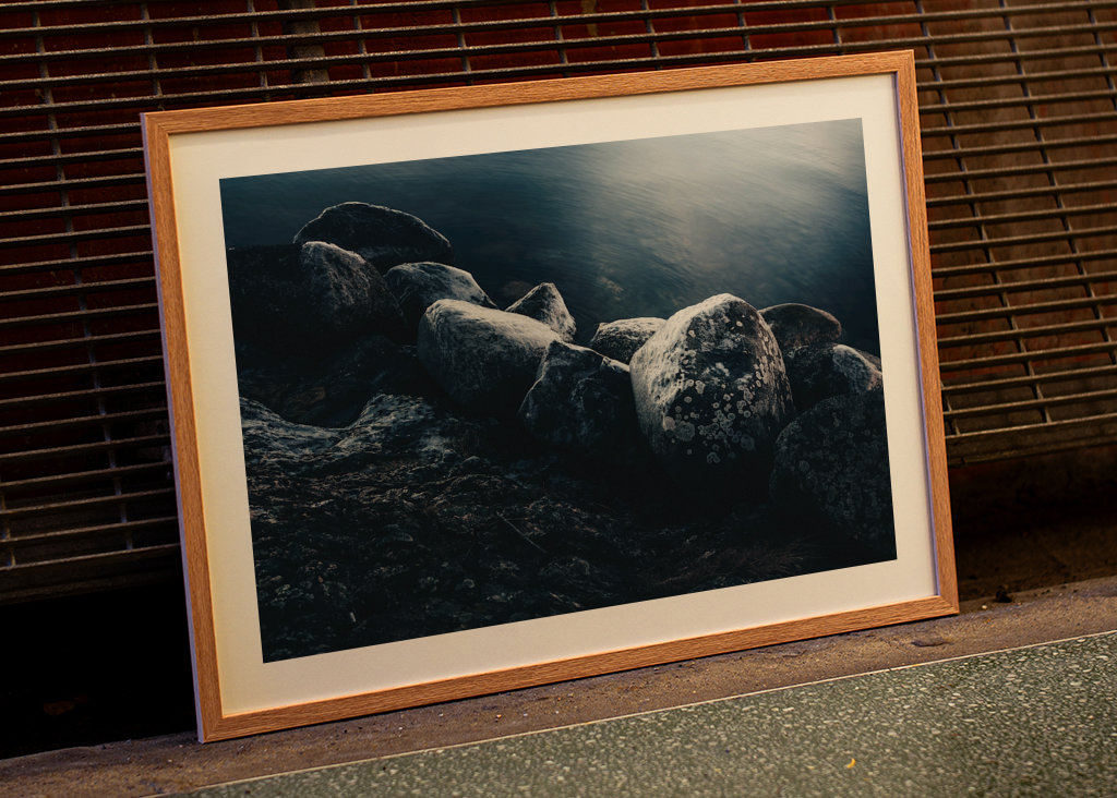 Iskolde klipper ved vand