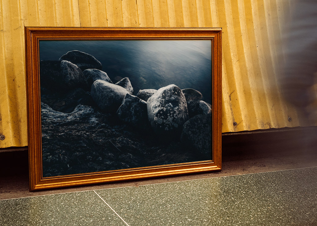 Iskolde klipper ved vand