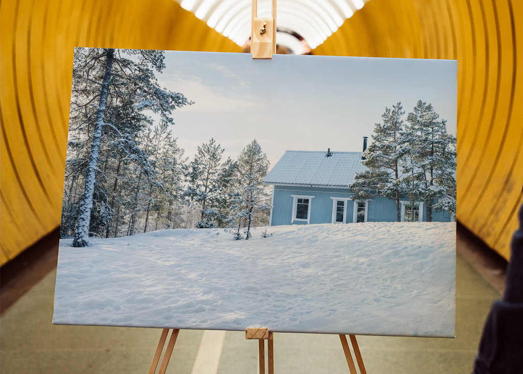 Niebieski dom w śniegu