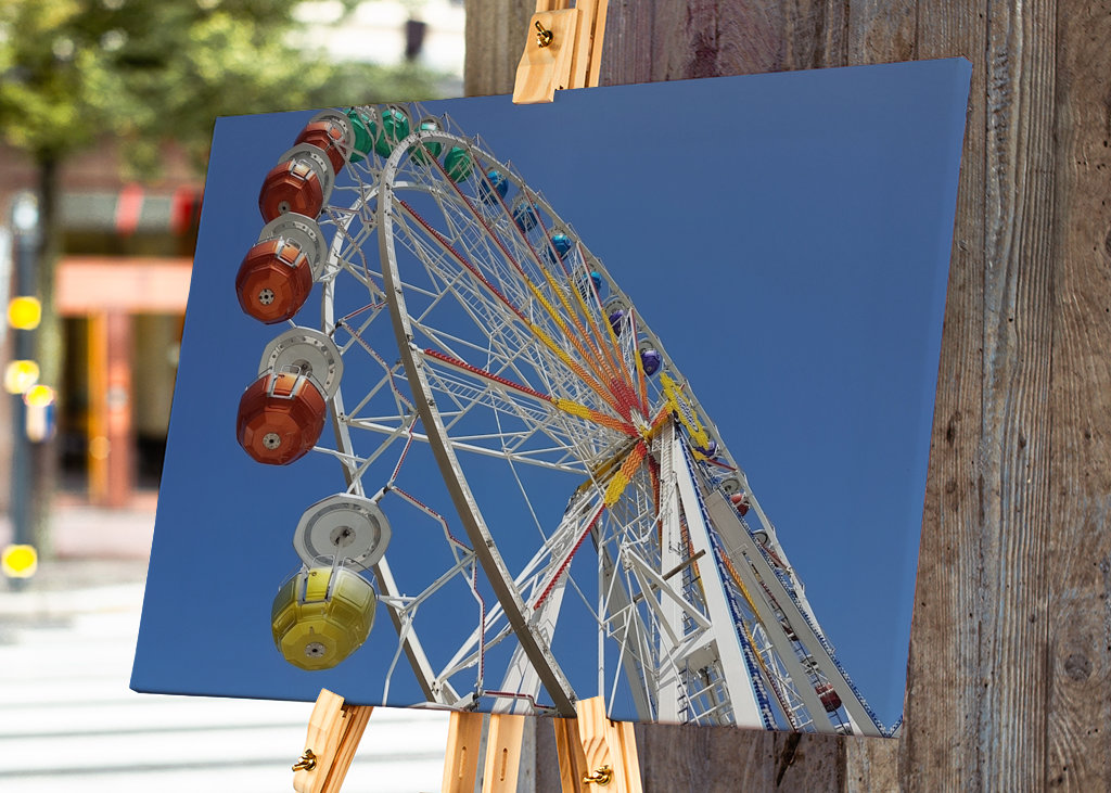 Riesenrad und strahlendes Blau