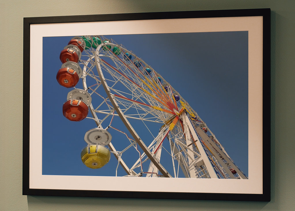 Riesenrad und strahlendes Blau