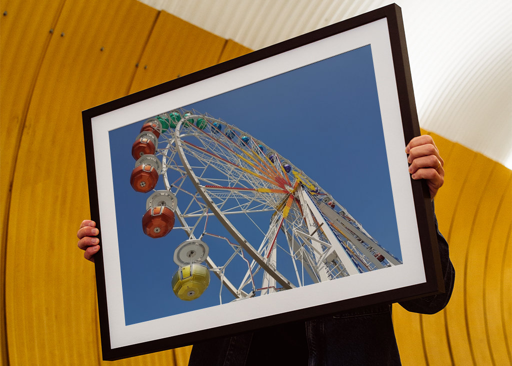 Riesenrad und strahlendes Blau