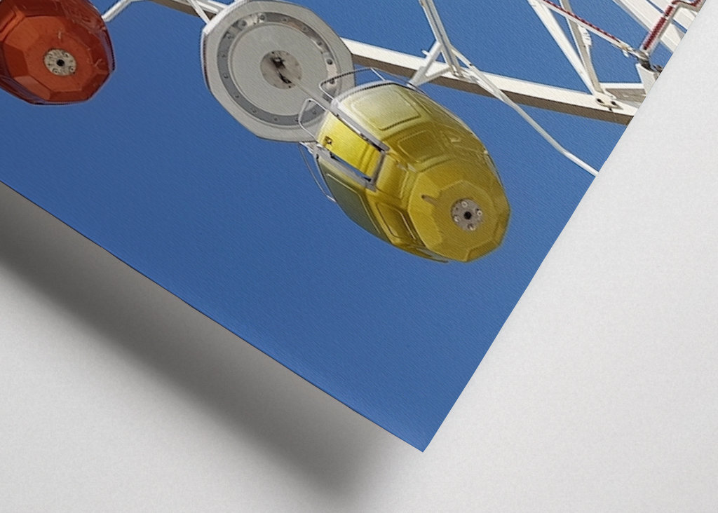 Riesenrad und strahlendes Blau