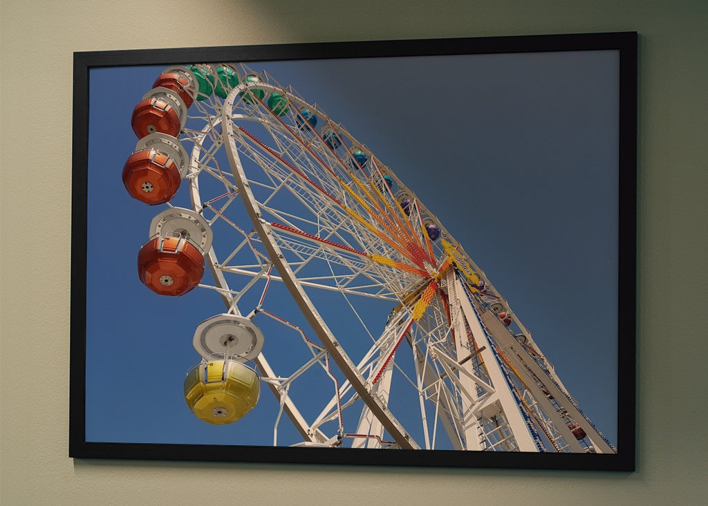 Riesenrad und strahlendes Blau