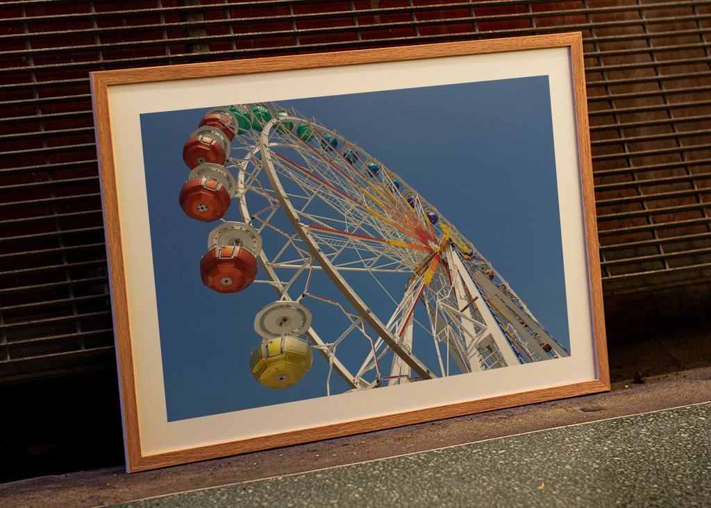 Riesenrad und strahlendes Blau