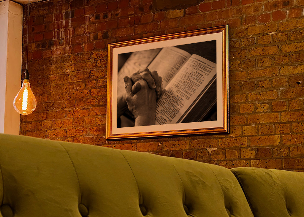 Bedjande händer över en bibel