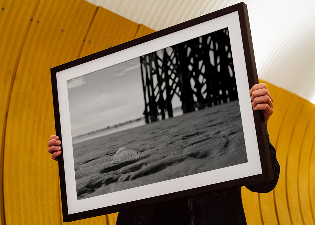 Pramen před hromadovým obydlím