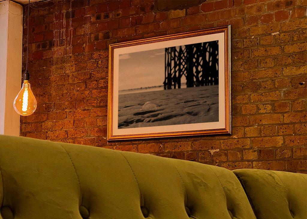 Pramen před hromadovým obydlím