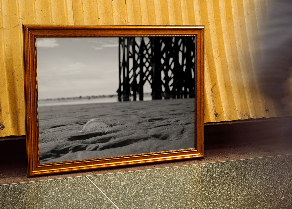 Pramen před hromadovým obydlím