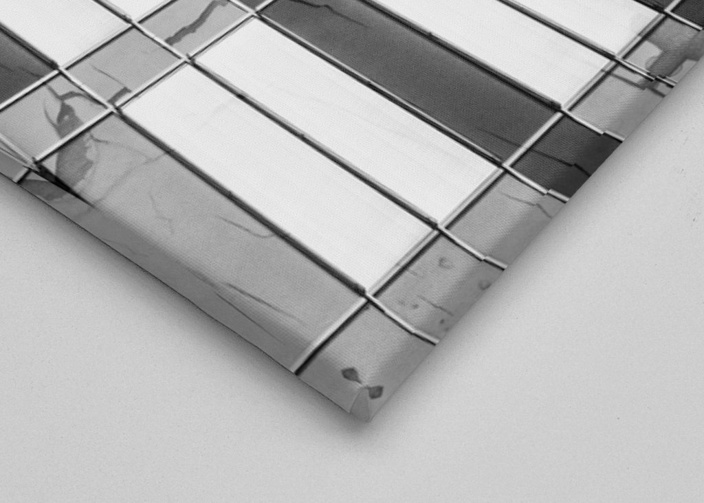 Fekete-fehér homlokzat