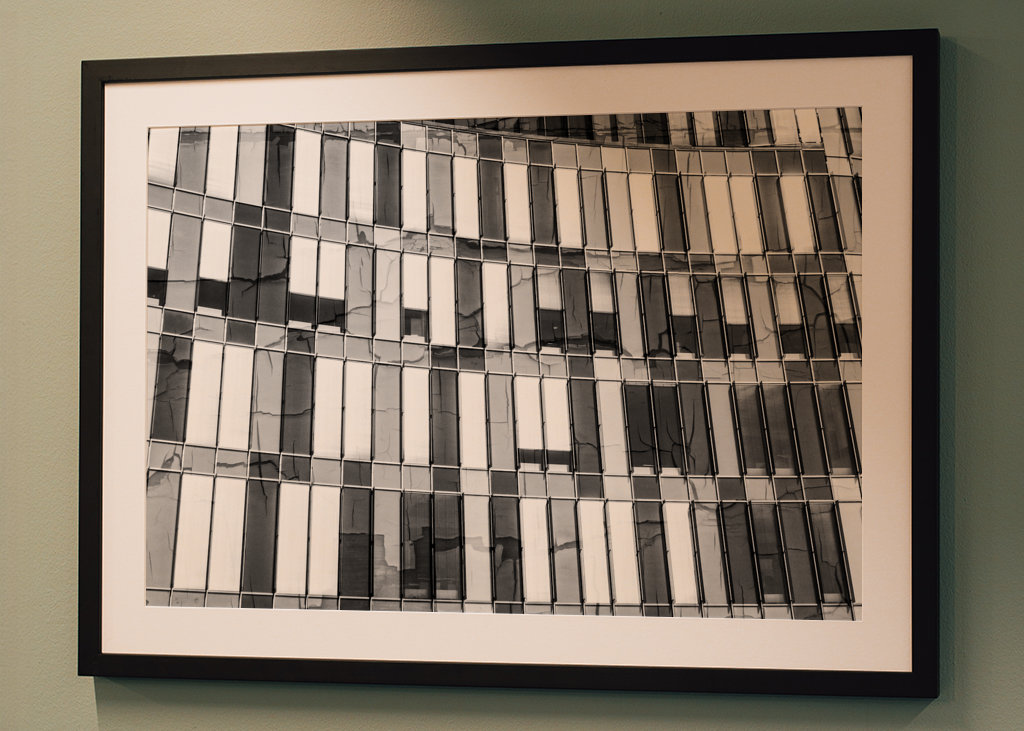 Fekete-fehér homlokzat