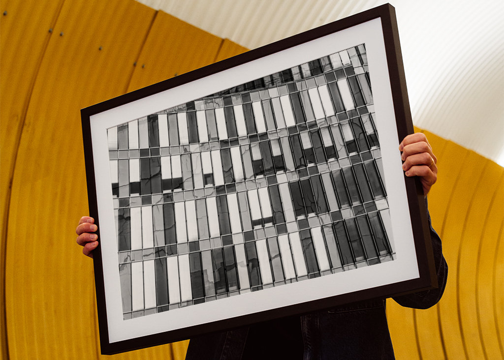 Fekete-fehér homlokzat