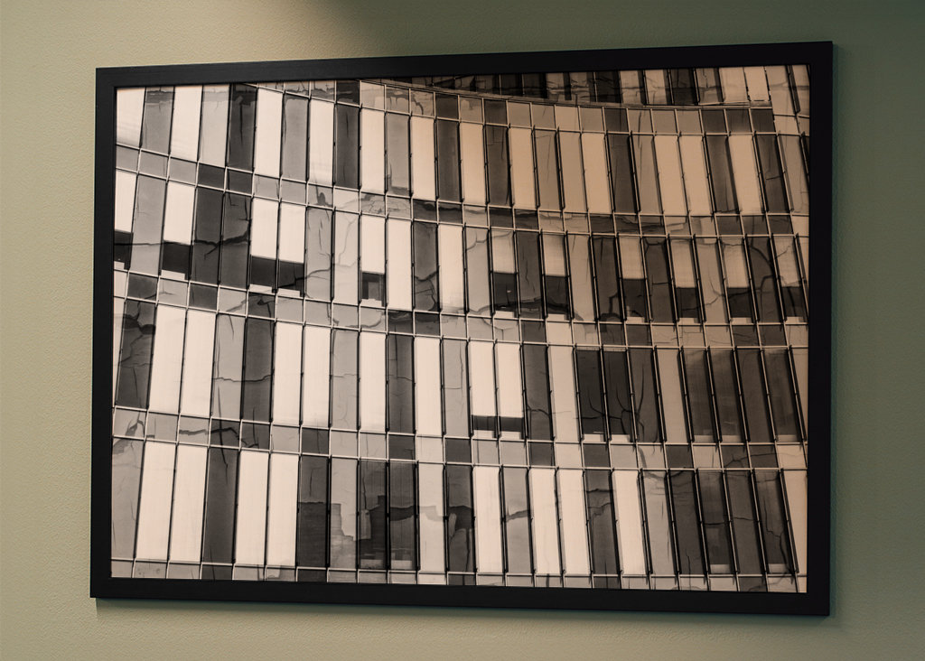 Fekete-fehér homlokzat