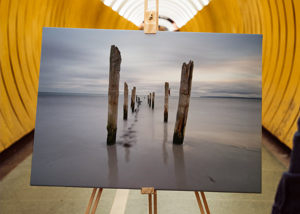 Holzstangen am Strand