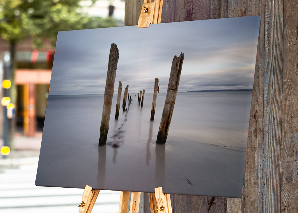 Holzstangen am Strand