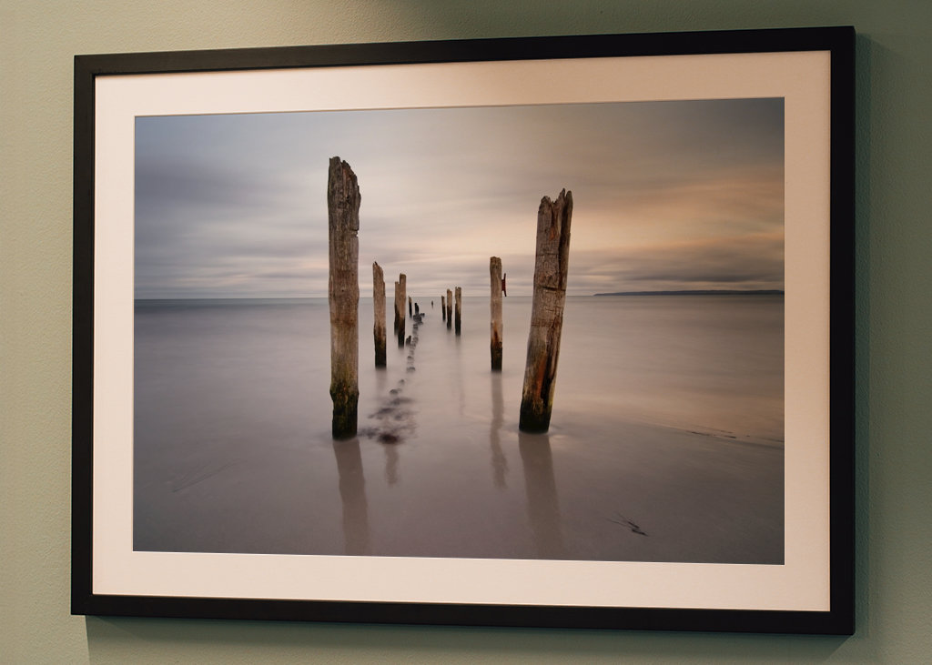Holzstangen am Strand