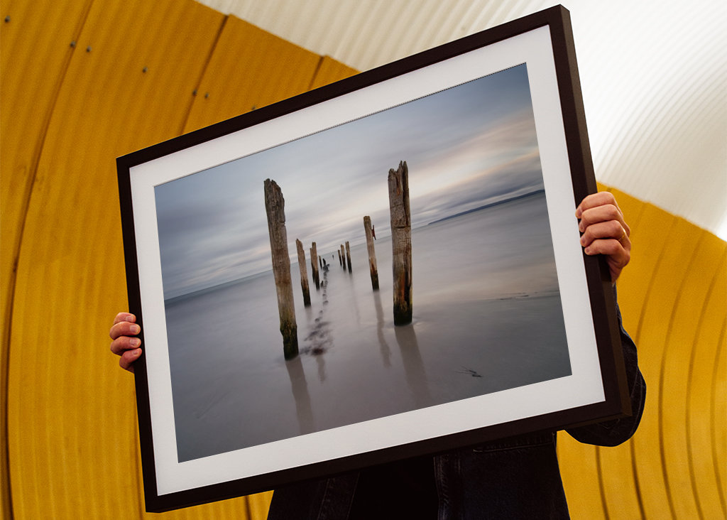 Holzstangen am Strand