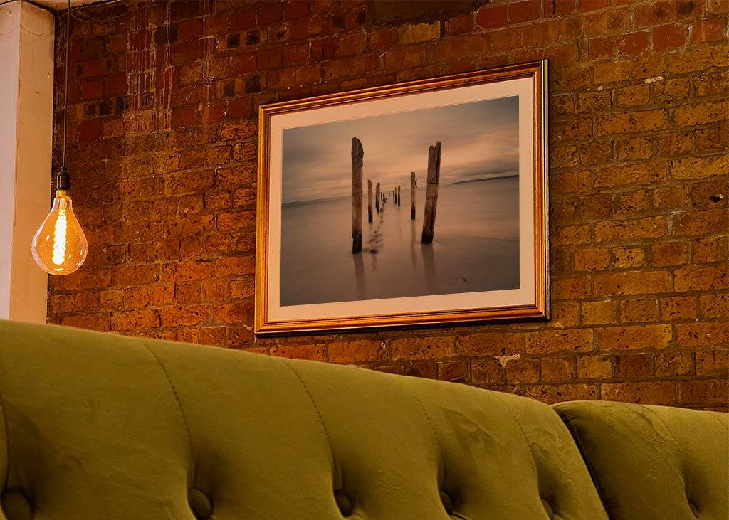 Holzstangen am Strand
