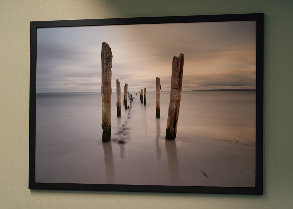 Holzstangen am Strand