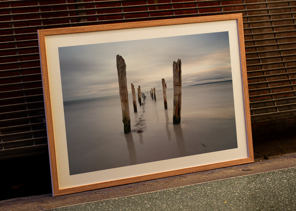 Holzstangen am Strand