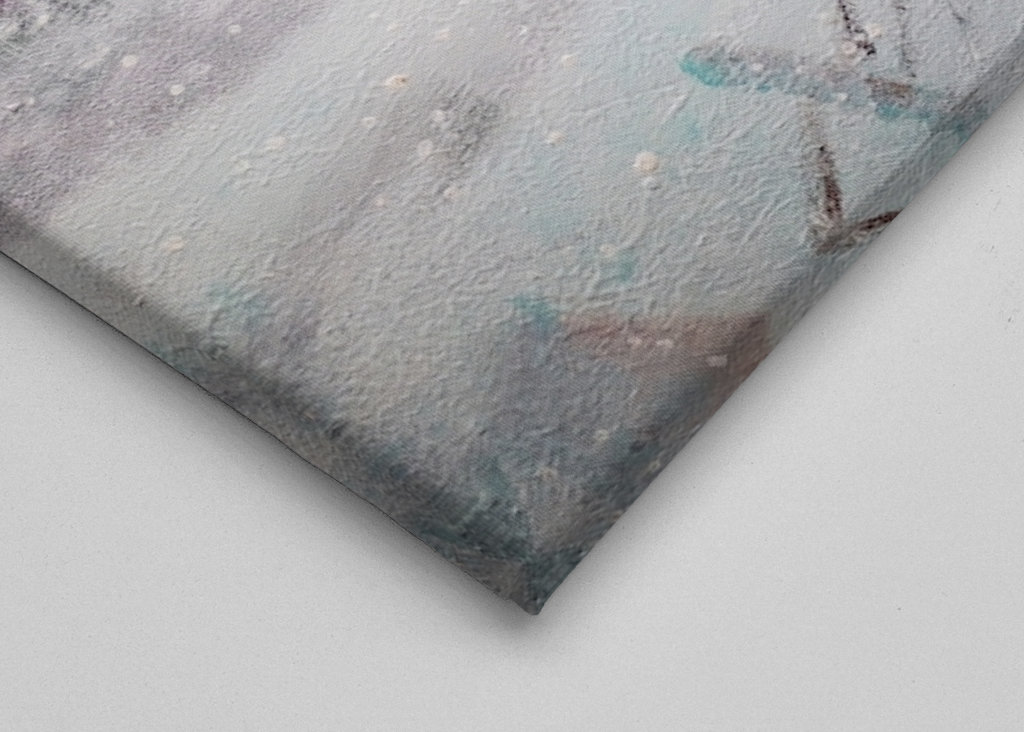 Berge mit Schnee in Dämmerung 