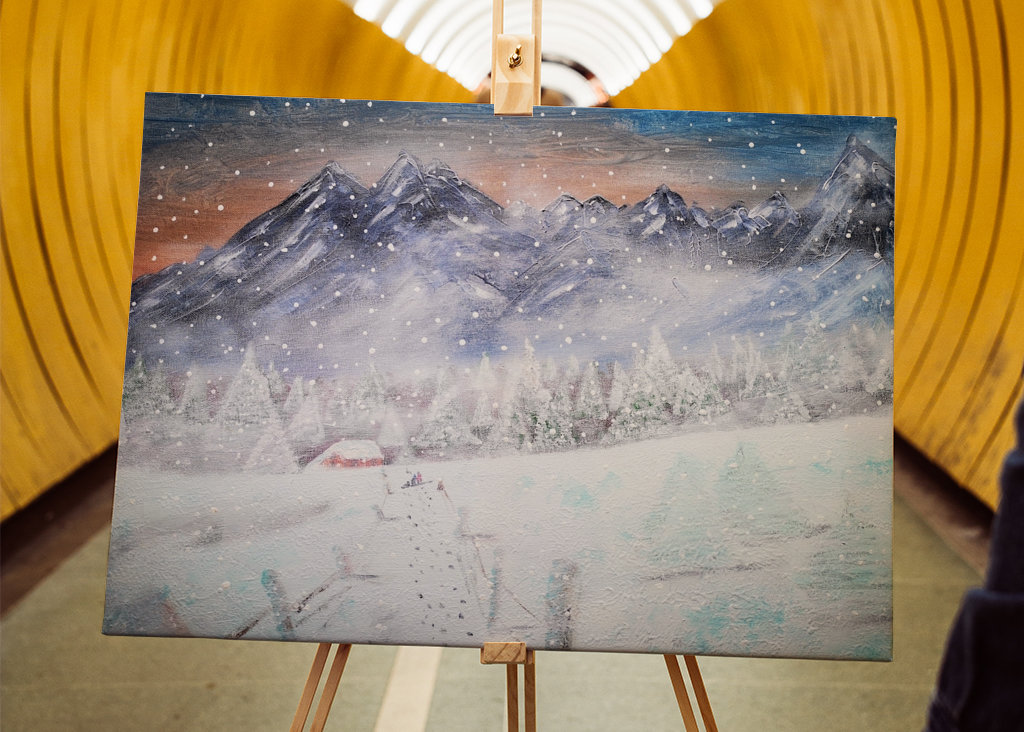 Berge mit Schnee in Dämmerung 