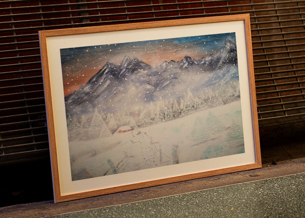 Berge mit Schnee in Dämmerung 