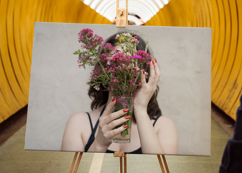 Femme avec un bouquet de fleurs