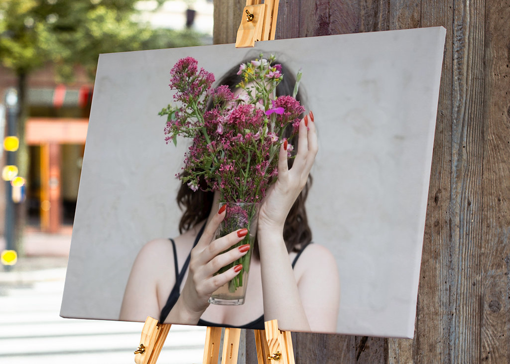Femme avec un bouquet de fleurs