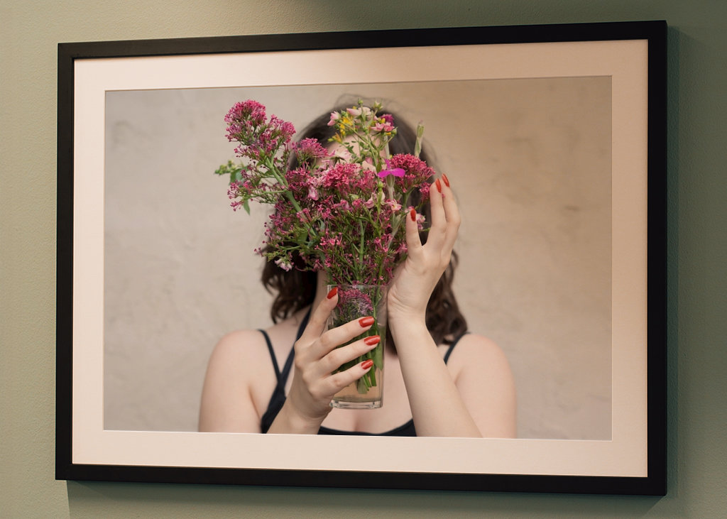 Femme avec un bouquet de fleurs