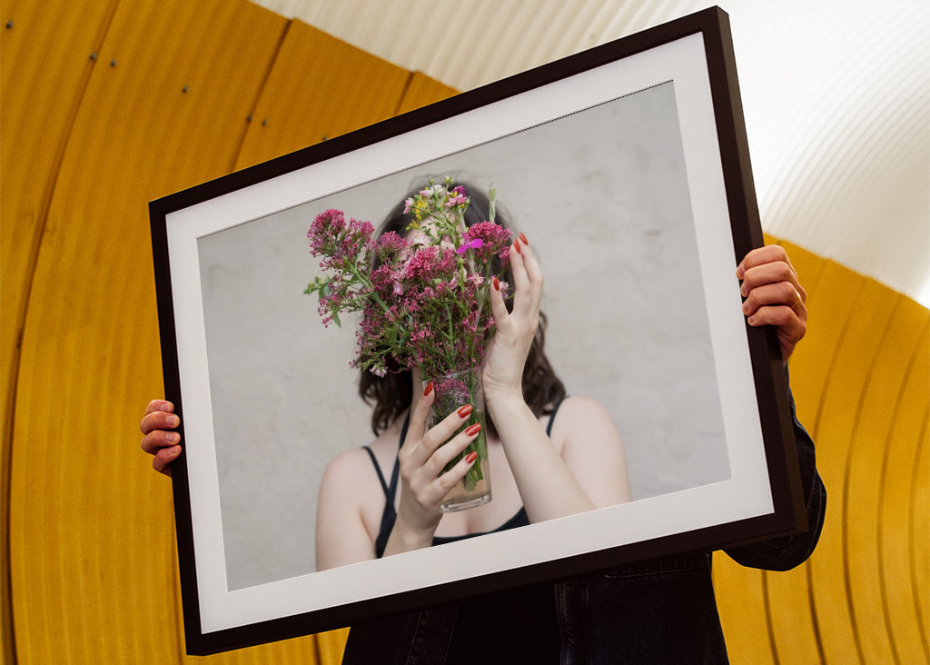 Femme avec un bouquet de fleurs