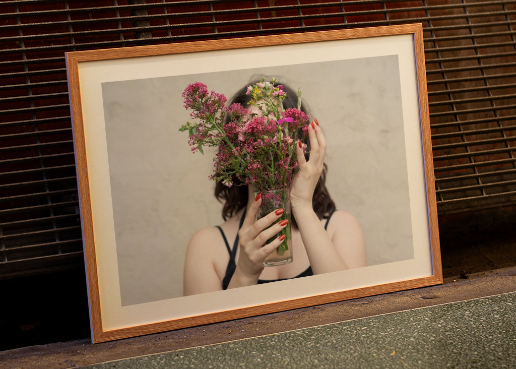 Femme avec un bouquet de fleurs