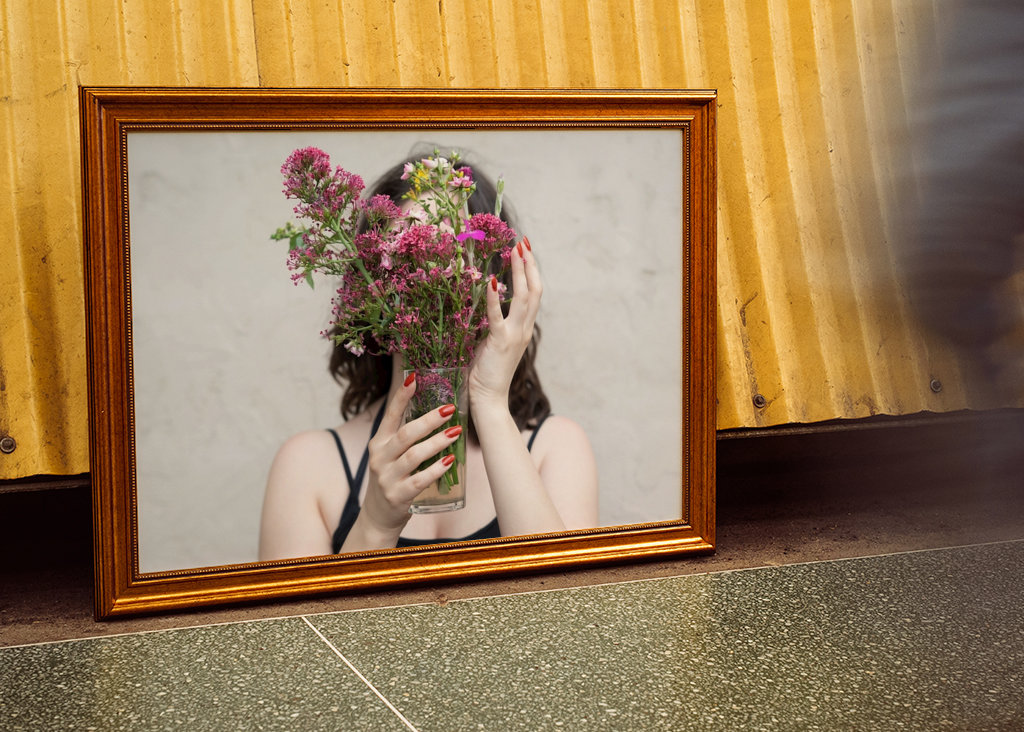 Femme avec un bouquet de fleurs