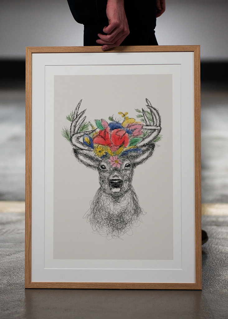 Hirsch mit Blumenkranz