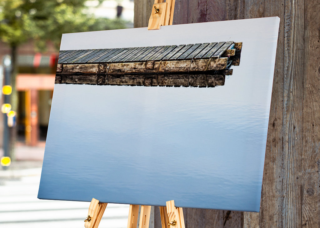 Un embarcadero en aguas tranquilas