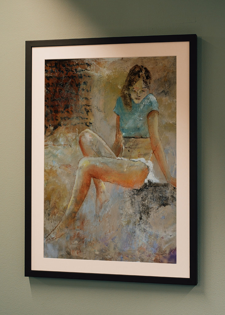 Giovane ragazza seduta