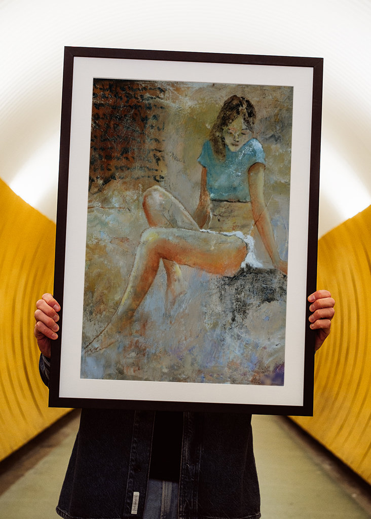 Giovane ragazza seduta