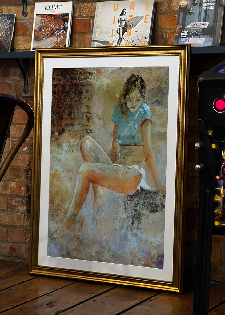 Giovane ragazza seduta