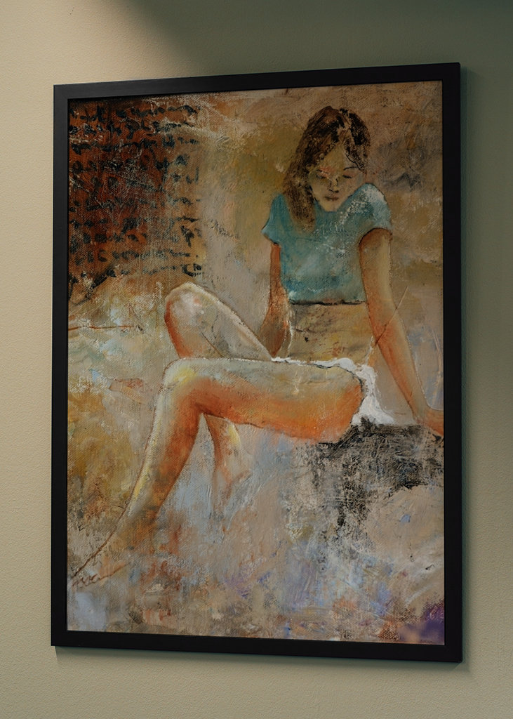 Giovane ragazza seduta