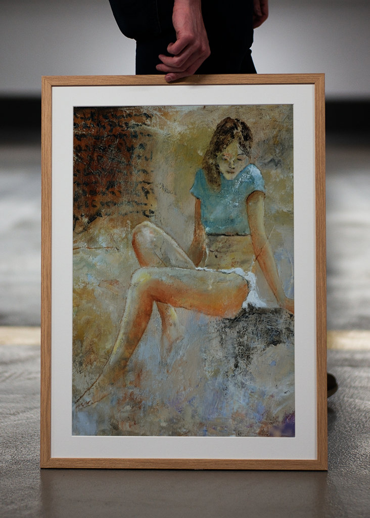 Giovane ragazza seduta