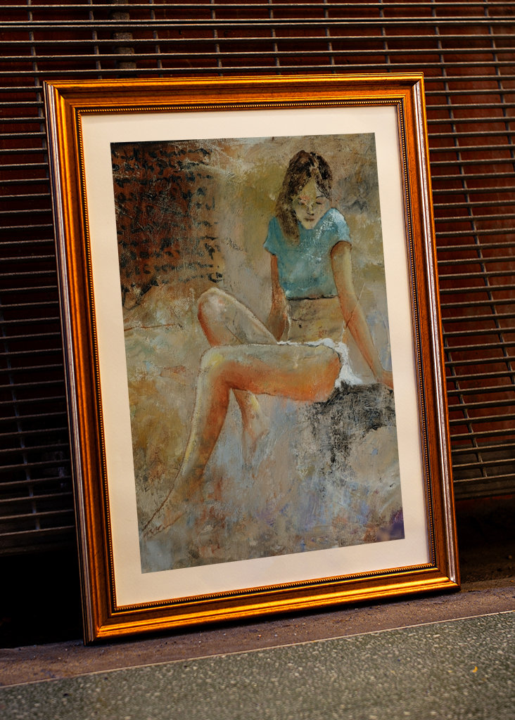 Giovane ragazza seduta