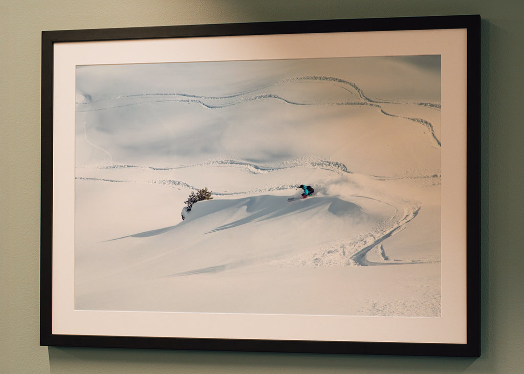 Les skieurs font des virages dans la poudreuse