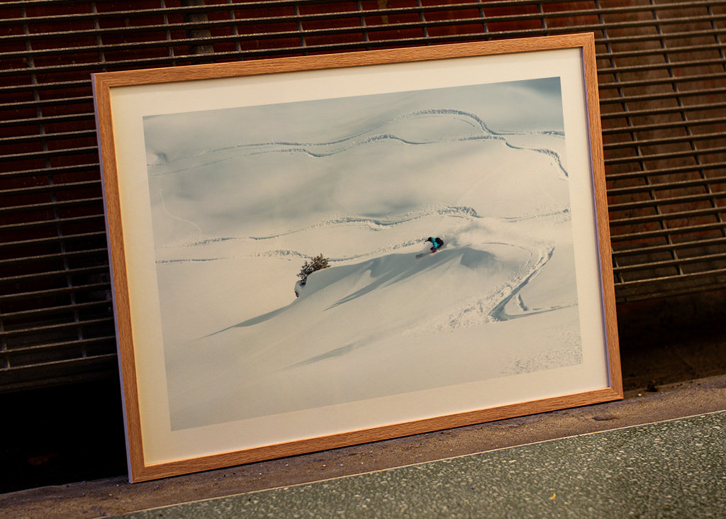 Les skieurs font des virages dans la poudreuse