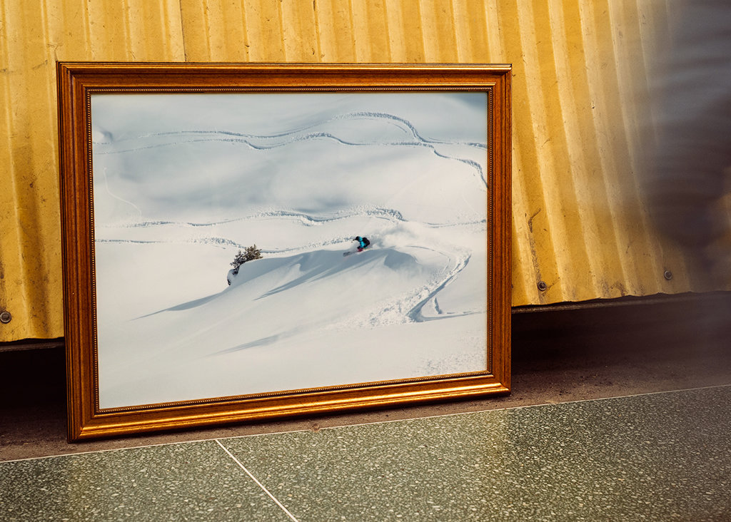 Les skieurs font des virages dans la poudreuse