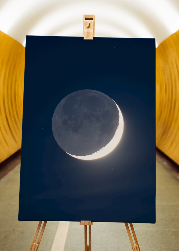 Jeune lune avec éclat de terre