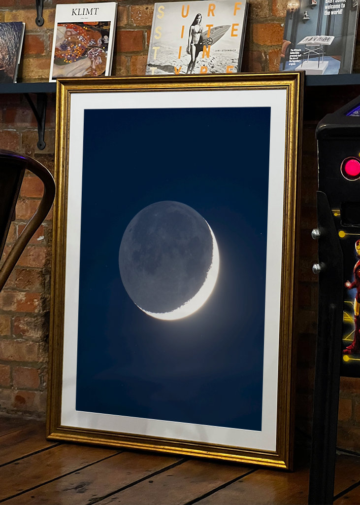 Jeune lune avec éclat de terre