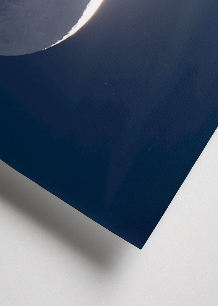 Jeune lune avec éclat de terre