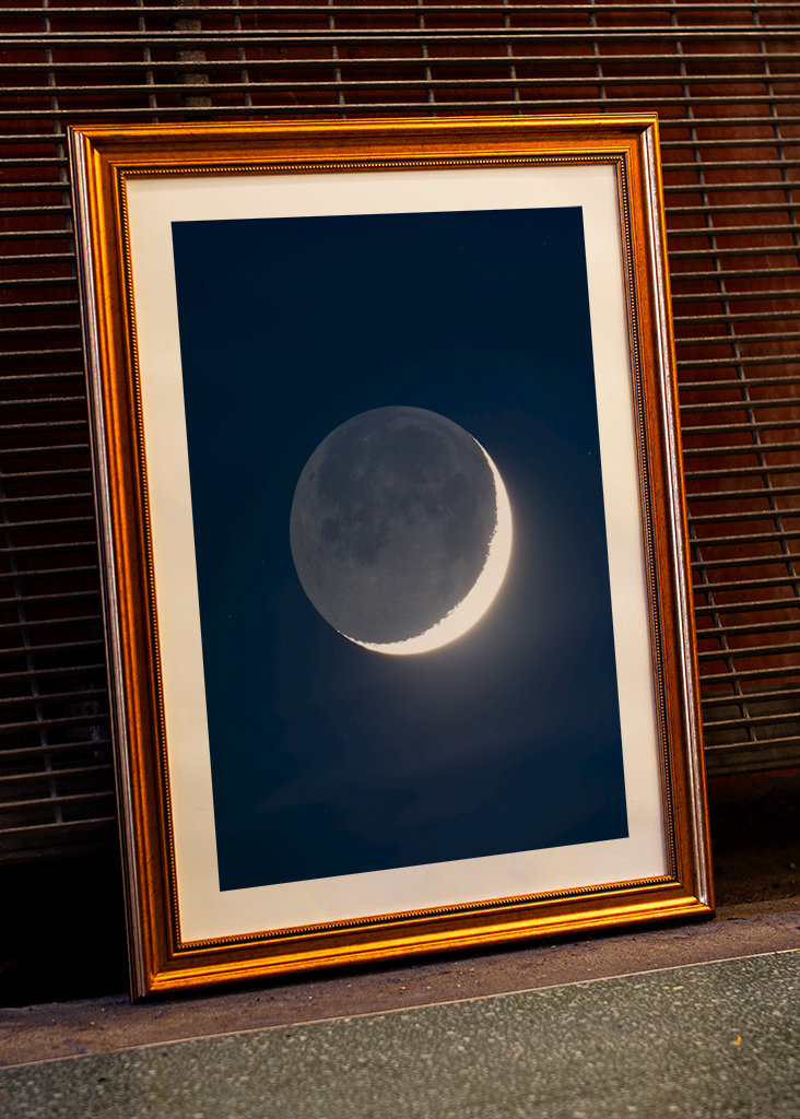 Jeune lune avec éclat de terre