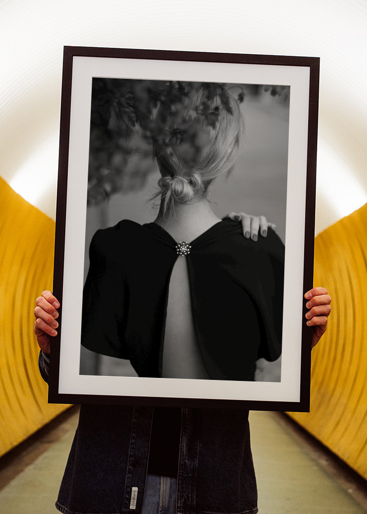 Detaljer om en klänning och kvinna